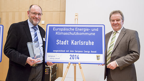 Verleihung des European Energy Award 2015 in der Gottlieb - Daimler - Schule in Sindelfingen. Im Bild: Umweltminister Franz Untersteller (r.) und Norbert Hacker (l.).