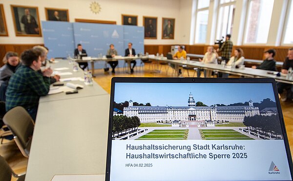 Pressekonferenz zum Thema Haushaltssperre im Großen Sitzungssaal des Rathauses am Marktplatz.