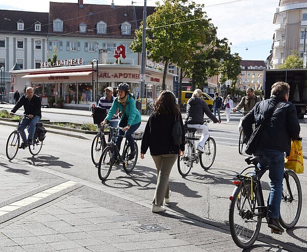 Radfahrer überqueren die Gleise am Stephanplatz.