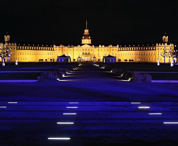 Aufnahme des Karlsruher Schlosses bei Nacht mit Weihnachtsbeleuchtung