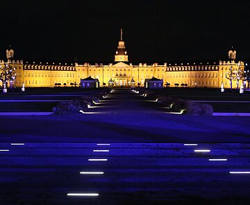 Aufnahme des Karlsruher Schlosses bei Nacht mit Weihnachtsbeleuchtung
