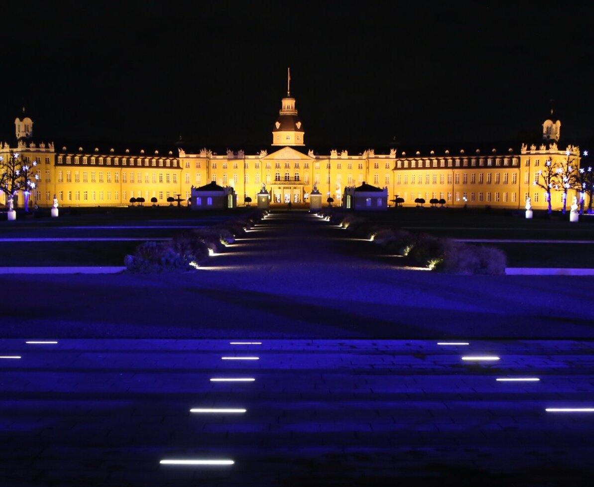 Aufnahme des Karlsruher Schlosses bei Nacht mit Weihnachtsbeleuchtung