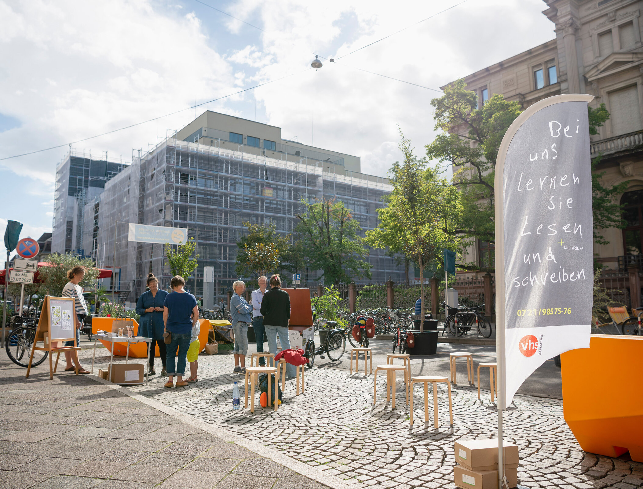 Mehrere Personen auf Informationsfläche