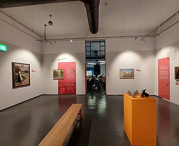 Blick in die Ausstellung  „Hidden Stories. Gemälde erzählen Stadtgeschichte(n)“ im Stadtmuseum im Prinz-Max-Palais 