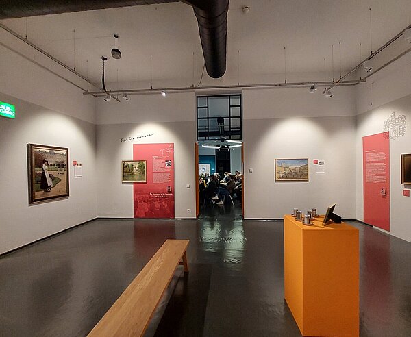 Blick in die Ausstellung  „Hidden Stories. Gemälde erzählen Stadtgeschichte(n)“ im Stadtmuseum im Prinz-Max-Palais 