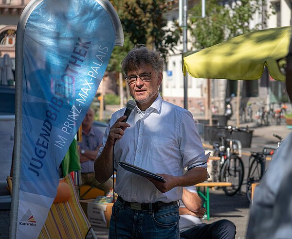 OB Mentrup berichtet zur Halbzeit des Reallabors Karlstraße zu ersten Rückmeldungen aus der Karlsruher Bevölkerung.