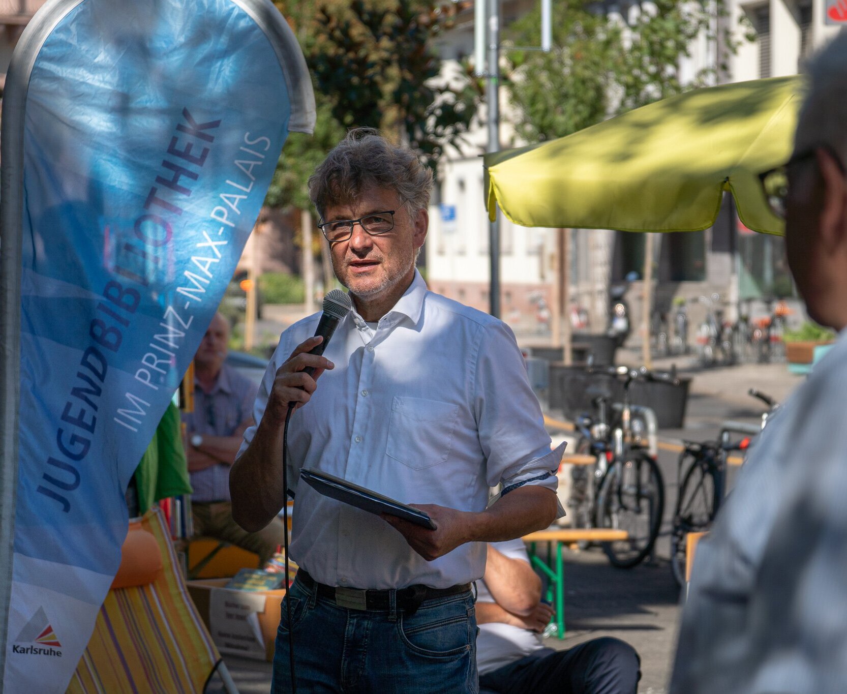 OB Mentrup berichtet zur Halbzeit des Reallabors Karlstraße zu ersten Rückmeldungen aus der Karlsruher Bevölkerung.
