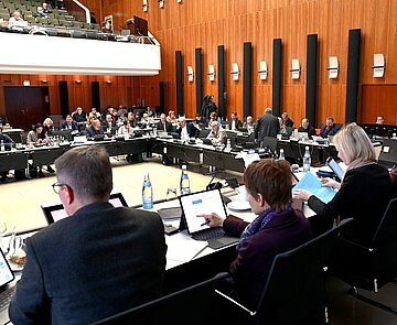Blick in den Bürgersaal während der Beratungen zum Doppelhaushalt 2026/2027. 