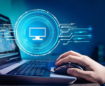 Dieses Bild zeigt eine Hand mit einer PC-Maus und einem Laptop