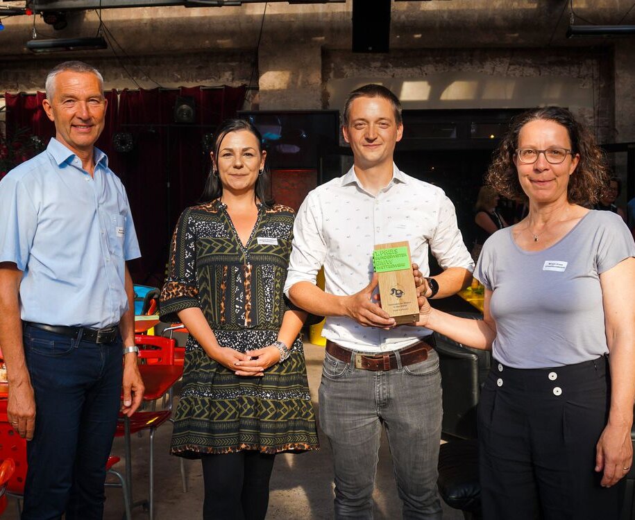 Menschen nehmen einen Preis entgegen