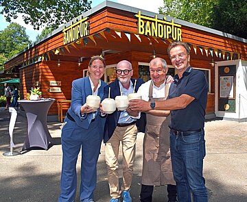 Auf die Neueröffnung des Restaurants Bandipur im Zoo stoßen an: Betriebsleiterin Denise Wagmüller, Patrice Nazaret (COO Foodservice Marché), Lars Göthel (Culinary Advisor Marché) und Zoodirektor Dr. Matthias Reinschmidt (v.l.).
