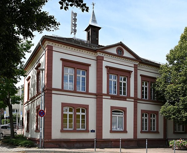 Außenansicht des Rathausgebäudes in Grünwettersbach