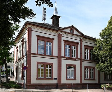 Außenansicht des Rathausgebäudes in Grünwettersbach