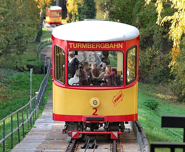 Turmbergbahn fährt den Berg hoch