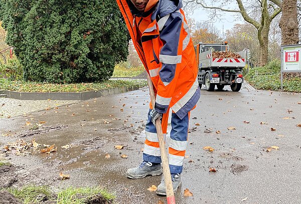 Junger Mann mit einer Schaufel