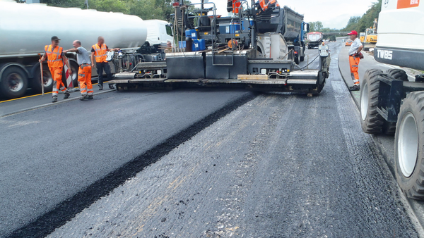 Die Abbildung zeigt die Sanierung einer Straße 