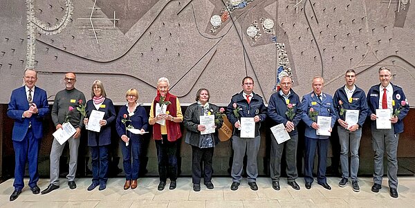 Das Bild zeigt Engagierte aus den Bereichen Rettungsdienste, Wohlfahrt und Kirchen