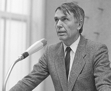 Bild von Dr. Heinrich Maul m Rednerpult des Bürgersaals im Rathaus am Marktplatz