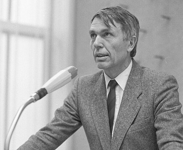 Bild von Dr. Heinrich Maul m Rednerpult des Bürgersaals im Rathaus am Marktplatz