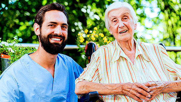 Seniorin mit Pfleger