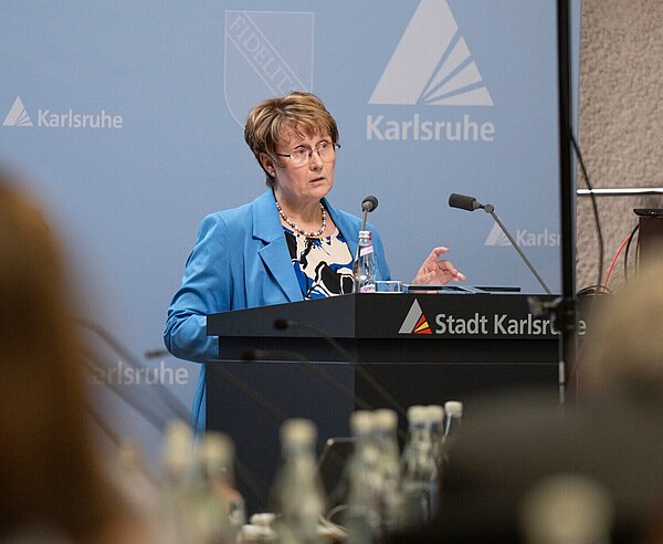 Erste Bürgermeisterin Gabriele Luczak-Schwarz stellt die Eckpunkte für den Doppelhaushalt 2026/2027 vor.