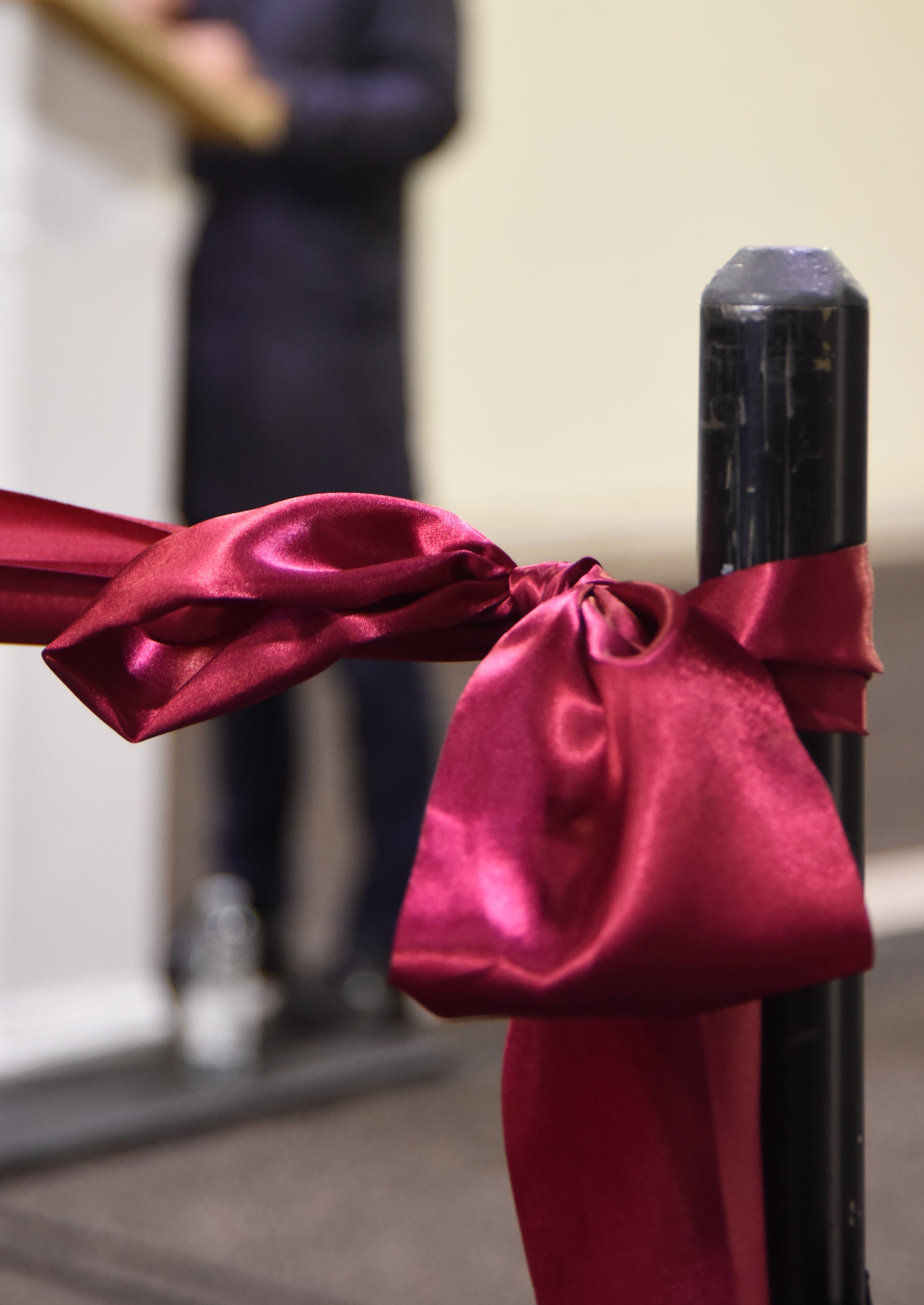 Rote Schleife an einem Pfosten.