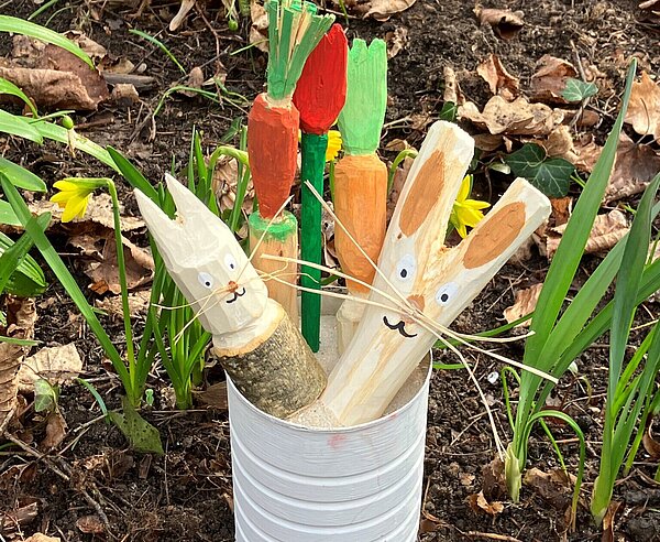 Am Waldklassenzimmer kann man Osterdekorationen basteln.