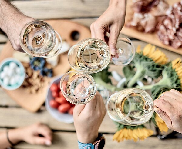 Weißweingläser in der Hand