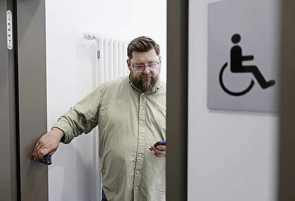 Vermessung eines WC für Rollstuhfahrende mittels Laserpointgerätes.