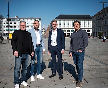 Das Innenstadt-Team, hier mit OB Mentrup auf dem Marktplatz, be-steht aus Andreas Mangold, Ale-xander Zug und Dennis Fischer 