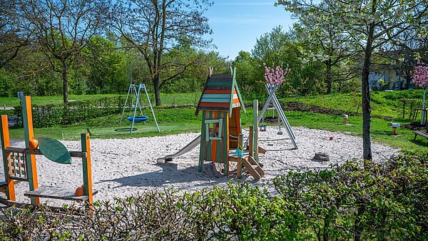 Blick auf den neugestalteten Spielplatz mit verschiedenen Spielgeräten