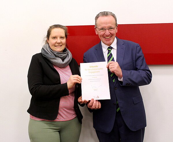 Bürgermeisster Dr. Albert Käuflein überreicht den Tierschutzpreis 2025 an Tanja Götz.