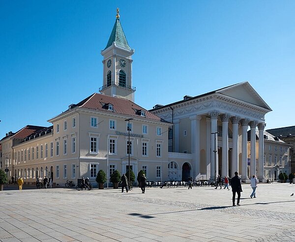 "Weinbrenner-Ensemble" am Marktplatz: Das Weinbrennerhaus (links) und die Stadtkirche.