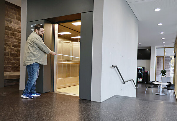 Vermessung eines Aufzugs mit Metermaß