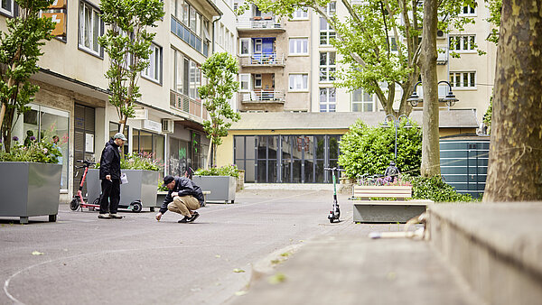 Zwei Personen beim vorskizzieren der Bodenbemalung im Passagehof