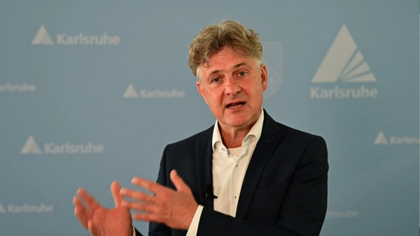 Auf diesem Foto ist der Oberbürgermeister der Stadt Karlsruhe abgebildet.