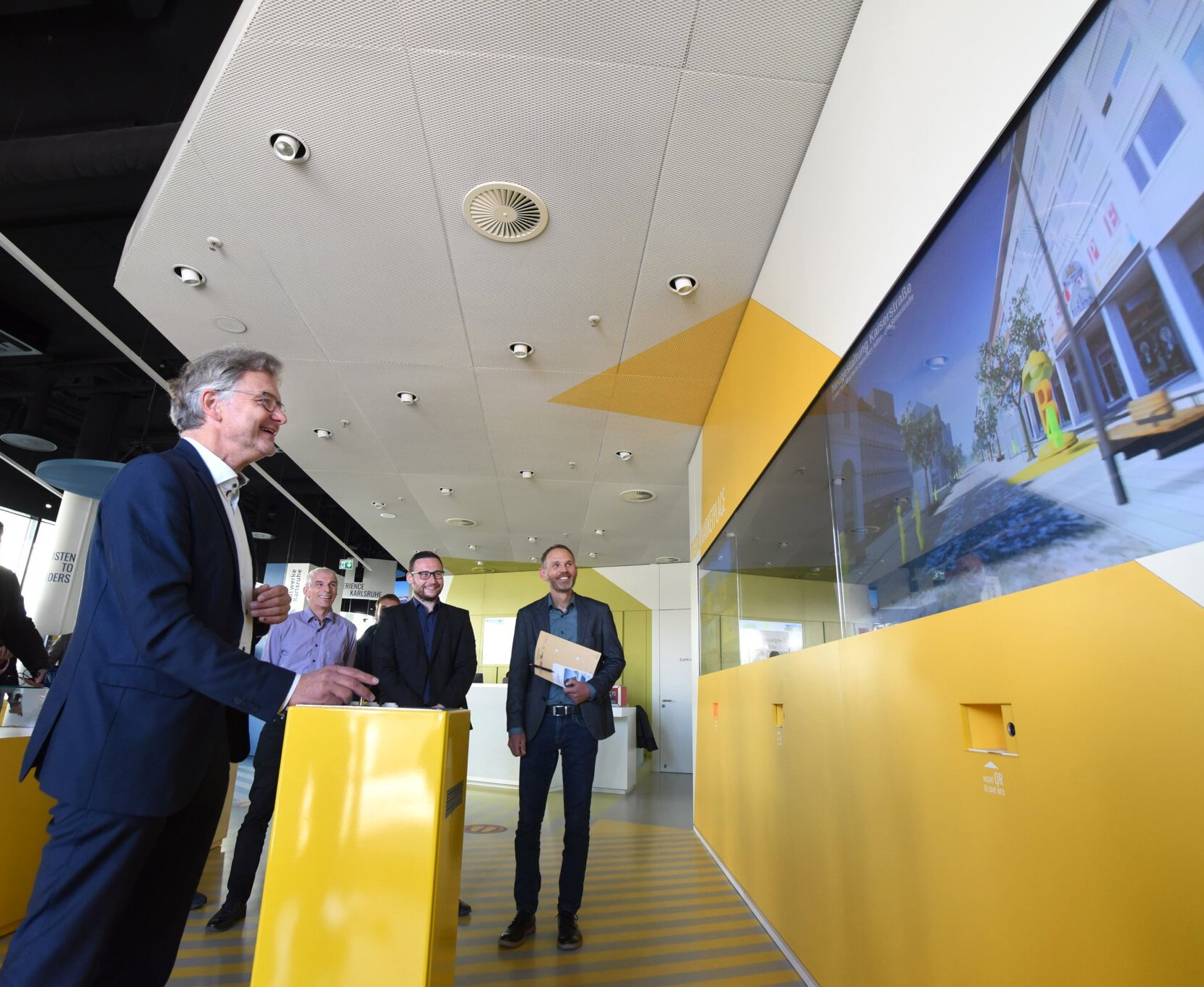 In der Tourist-Information Karlsruhe kann die neugestaltete Kaiserstraße in einem 3D-Modell interaktiv erkundet werden.