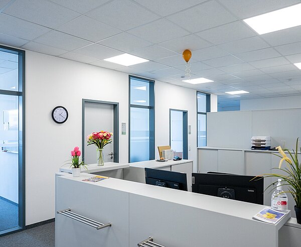 Der helle und offene Empfangsbereich bietet den Kundinnen und Kunden eine direkte Anlaufstelle.