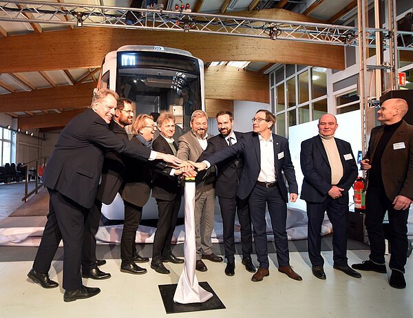 Enthüllt: Projektpartner aus fünf Regionen stellten ein „Mock-up“ der neuen Fahrzeuggeneration vor. Das Großmodell dient zum Testen und für den letzten Feinschliff vor der Produktion.