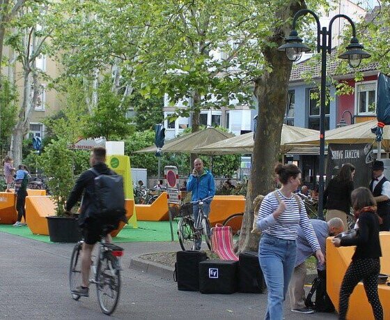 Fußgänger und Radfahrer nutzen das Reallabor im Passagehof.