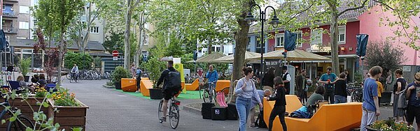 Fußgänger und Radfahrer nutzen das Reallabor im Passagehof.