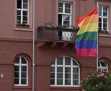 Eine Regenbogenflagge weht vor dem Karlsruher Rathaus.