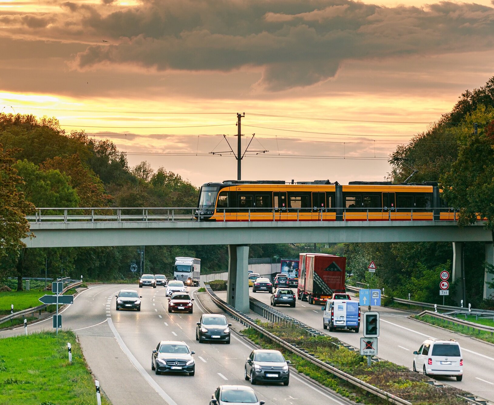 Eine Trambahn fährt über eine Brücke der Südtangente in Karlsruhe