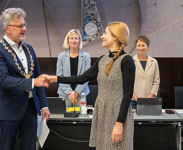 Oberbürgermeister Dr. Frank Mentrup verpflichtet die neue Stadträtin Melis Schmid.