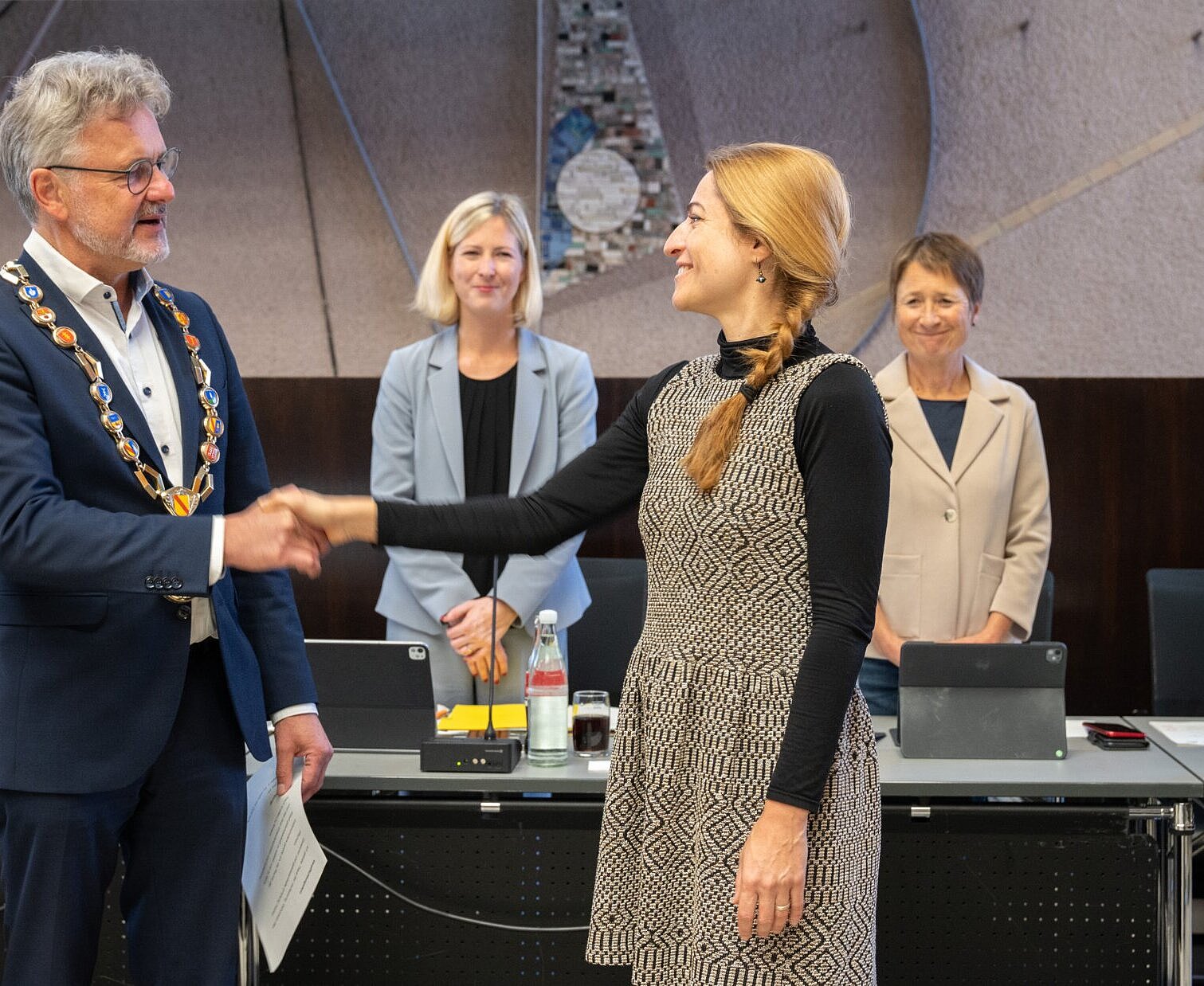 Oberbürgermeister Dr. Frank Mentrup verpflichtet die neue Stadträtin Melis Schmid.