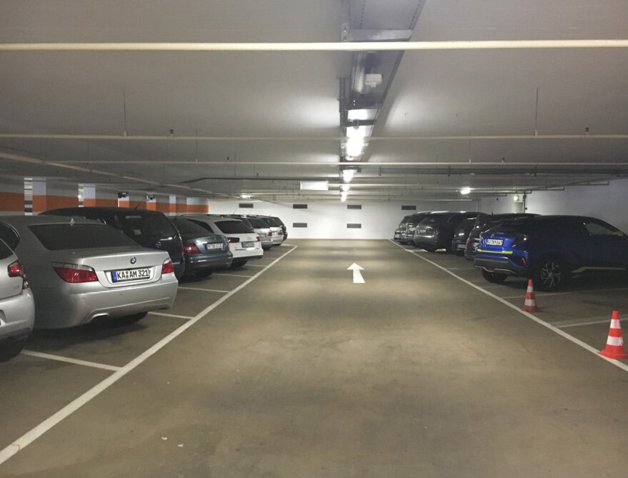 Die Parkgarage vor dem Umbau mit Autos