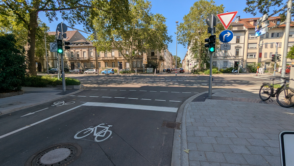Das Foto zeigt die neue Querungsmöglichkeit für den Fuß- und Radverkehr an der Leopoldstraße – über die Kriegsstraße.