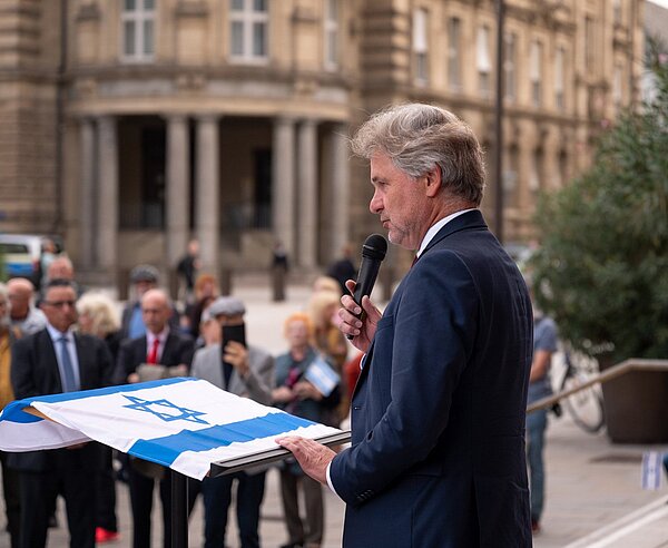 Oberbürgermeister Dr. Frank Mentrup spricht auf der Mahnwache am Montag, 9. Oktober 2023, vor dem Karlsruher Rathaus. 