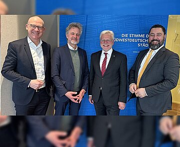 Von links:  Ralf Broß ,Geschäftsführer des Städtetags, Städtetagspräsident Frank Mentrup, OB von Ditzingen Michael Maurath und Philipp Saar, Bürgermeister von Haslach im Kinzigtal.