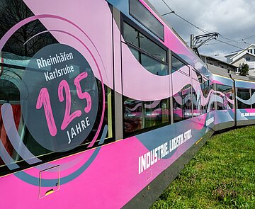 Aufdruck auf einer Stadtbahn zum Jubiläum  125 Jahre Rheinhäfen Karlsruhe